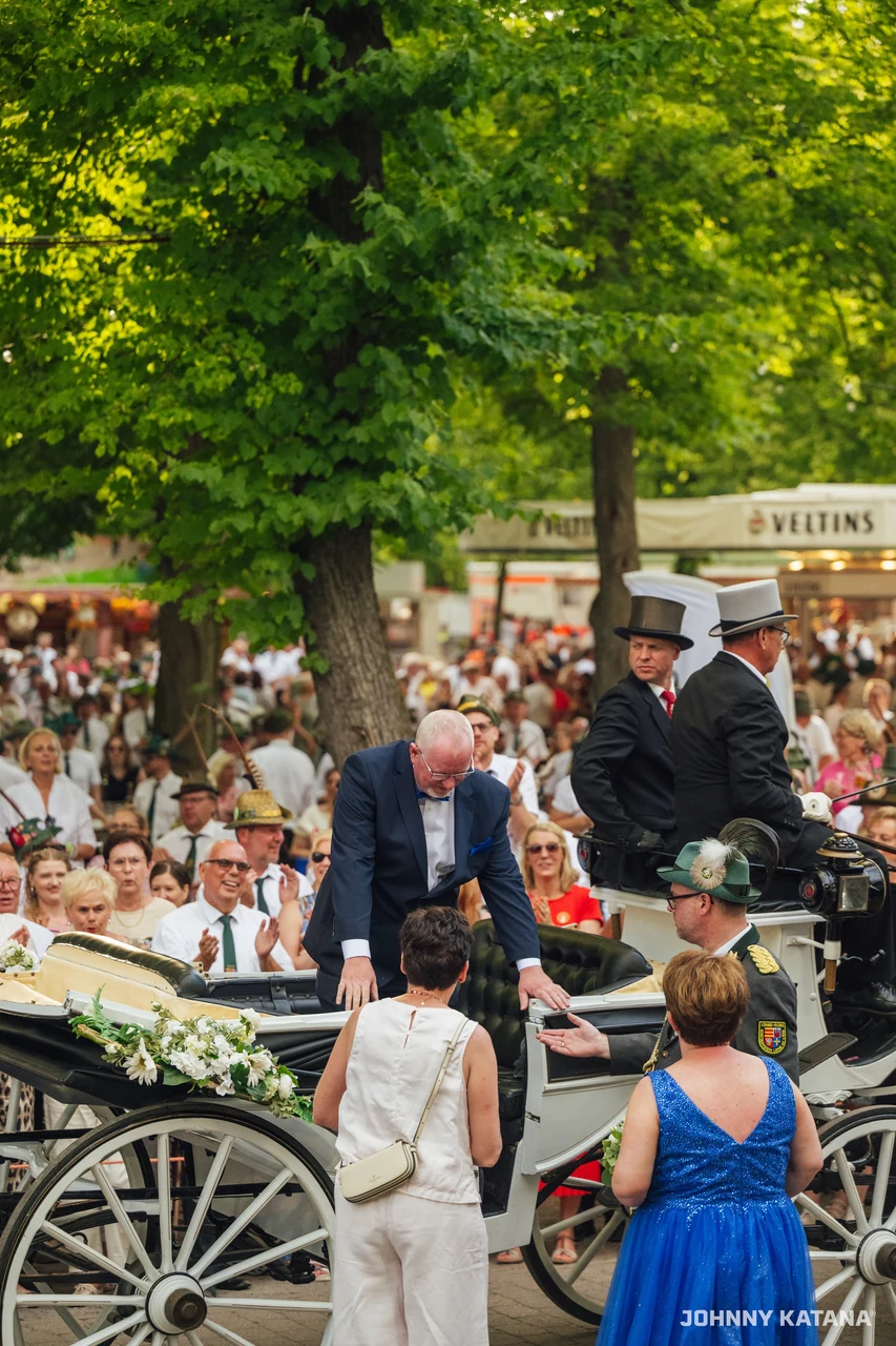 Ankunft des Throns an der Schützenhalle