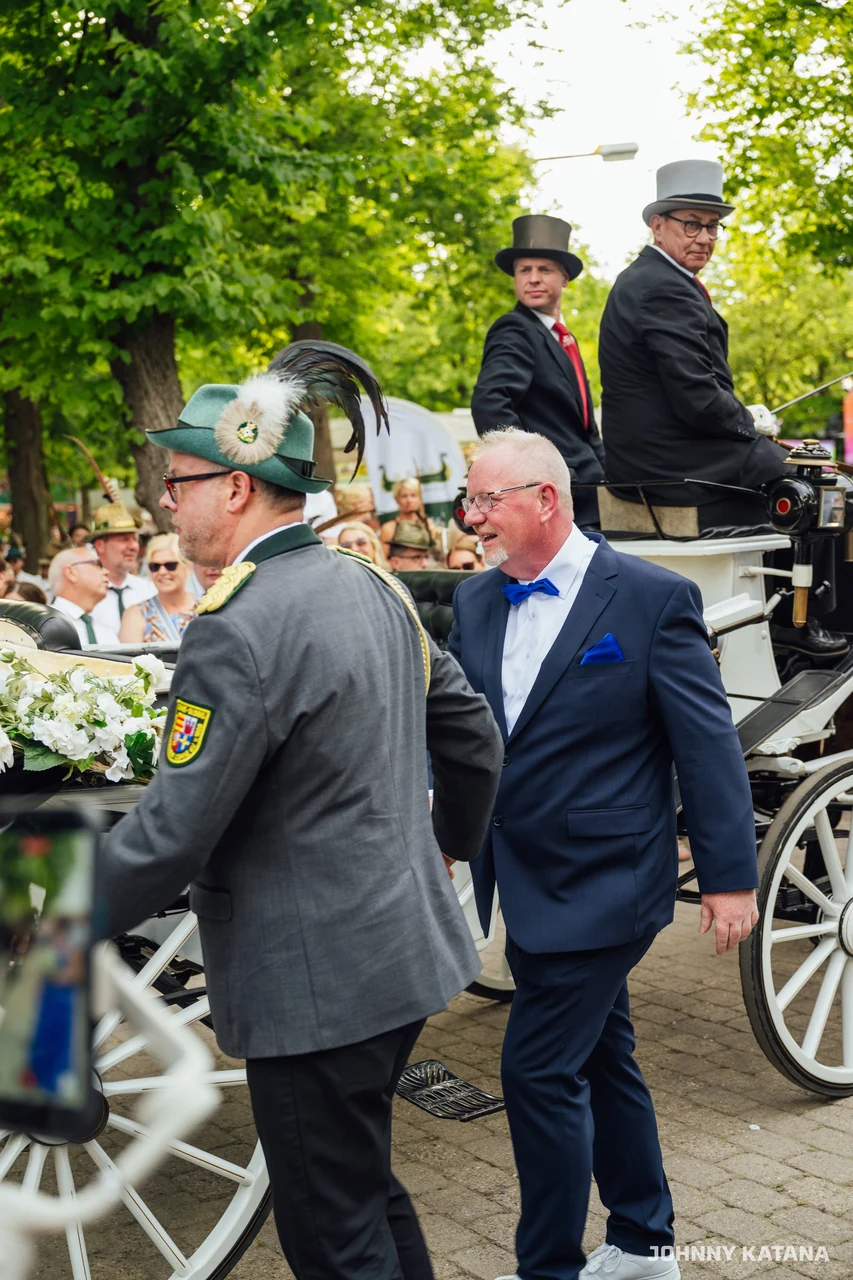 Ankunft des Throns an der Schützenhalle