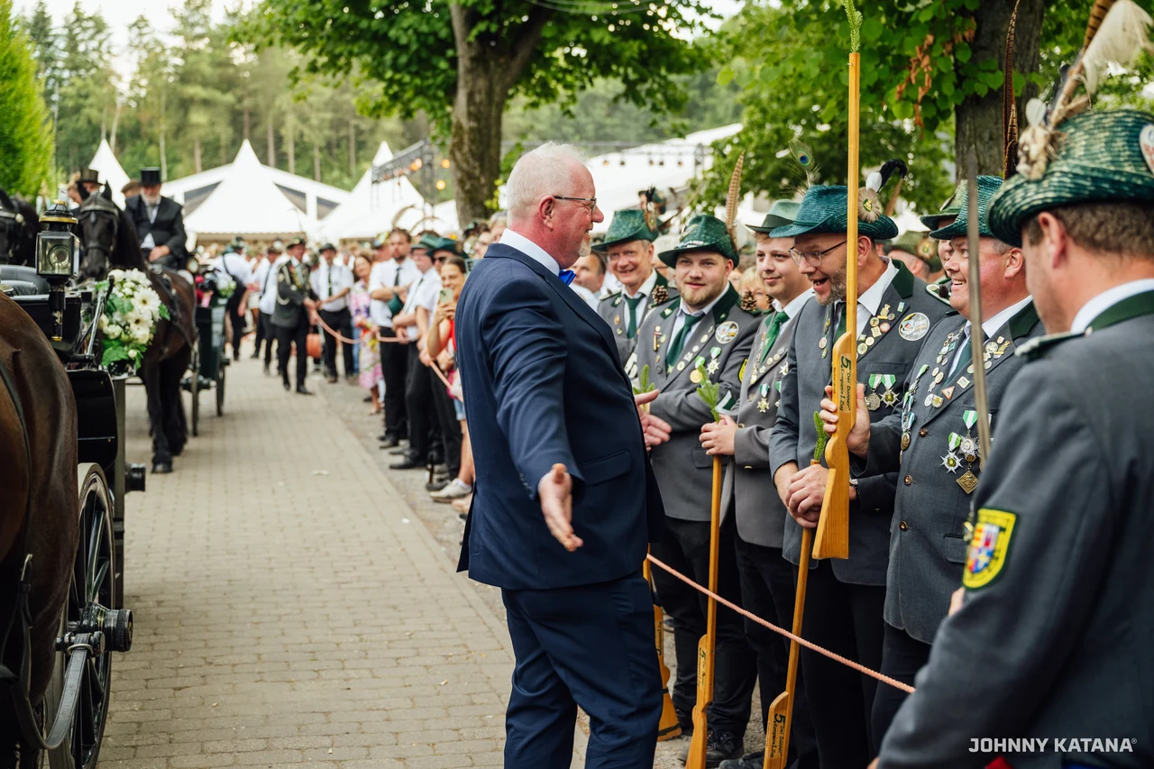 Ankunft des Throns an der Schützenhalle