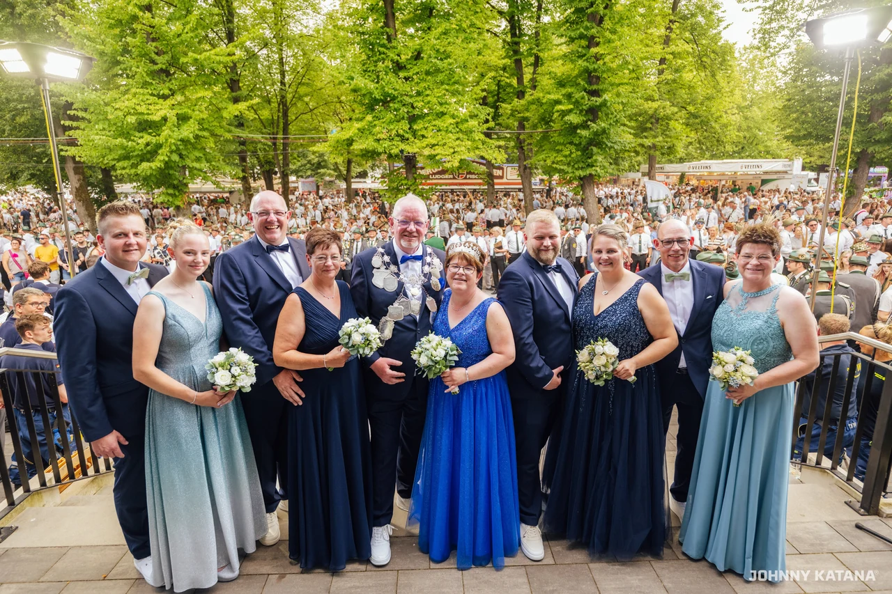 Ankunft des Throns an der Schützenhalle