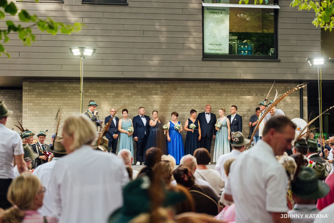 Aufstellung des Throns vor der Schützenhalle