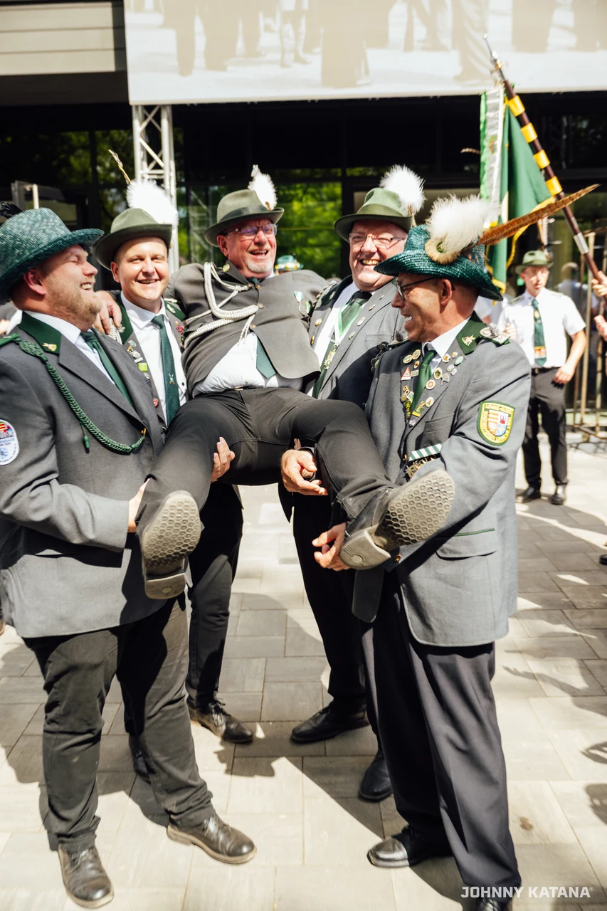 Der König wird von den Offizieren hochleben gelassen