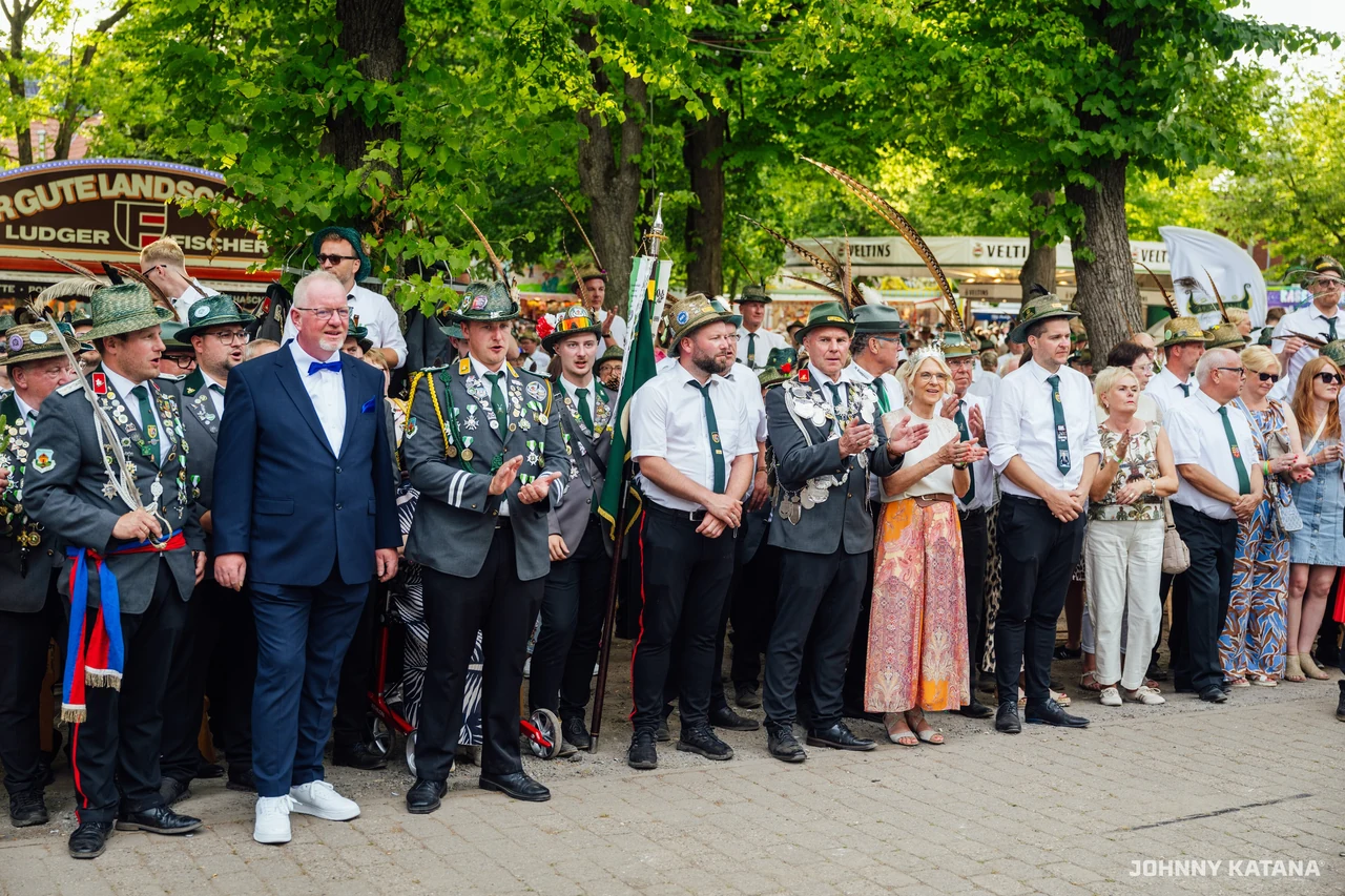 Aufstellung des Throns vor der Schützenhalle