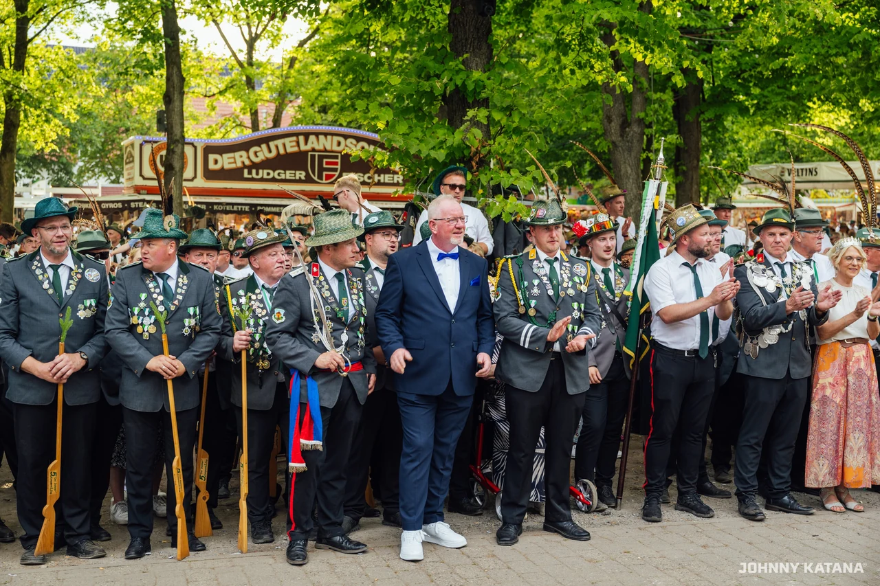 Aufstellung des Throns vor der Schützenhalle