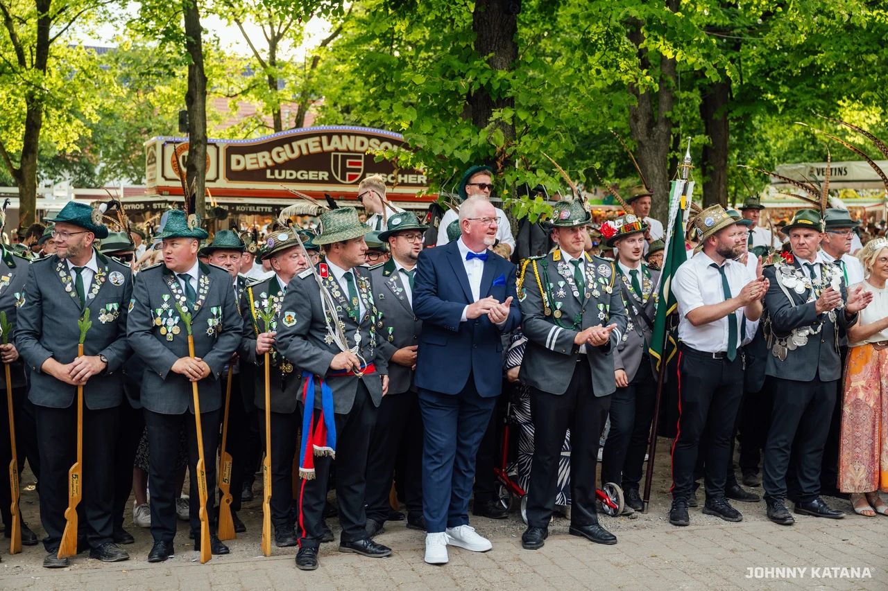 Aufstellung des Throns vor der Schützenhalle