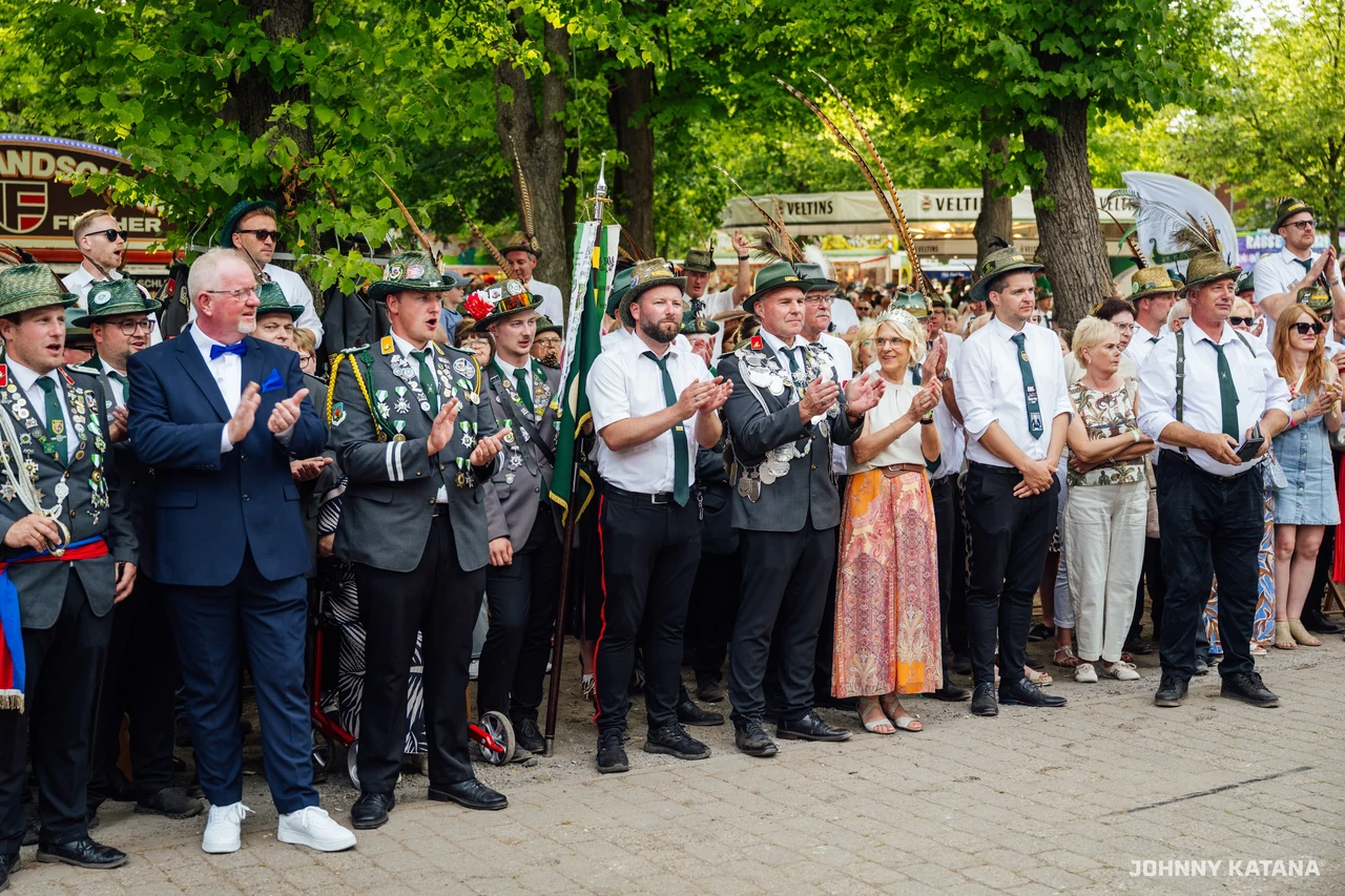 Aufstellung des Throns vor der Schützenhalle