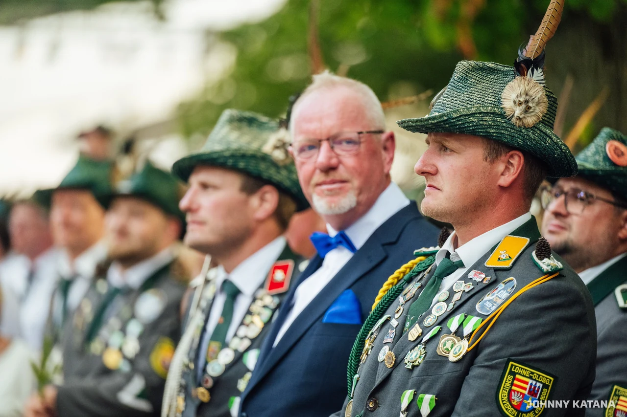 Aufstellung des Throns vor der Schützenhalle