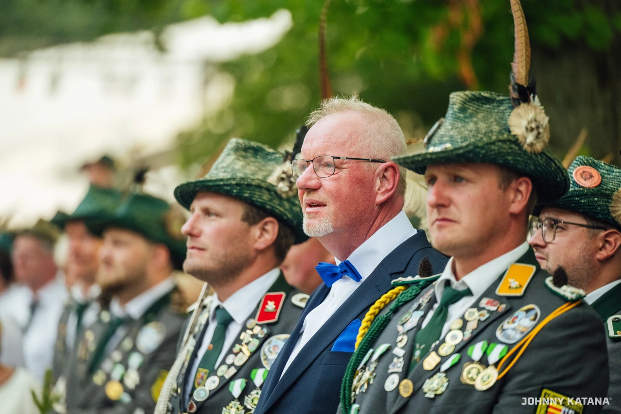 Aufstellung des Throns vor der Schützenhalle