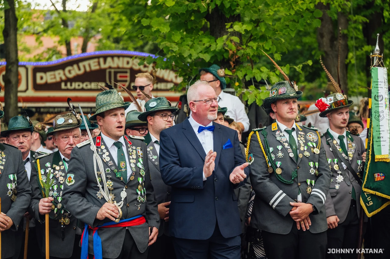 Aufstellung des Throns vor der Schützenhalle