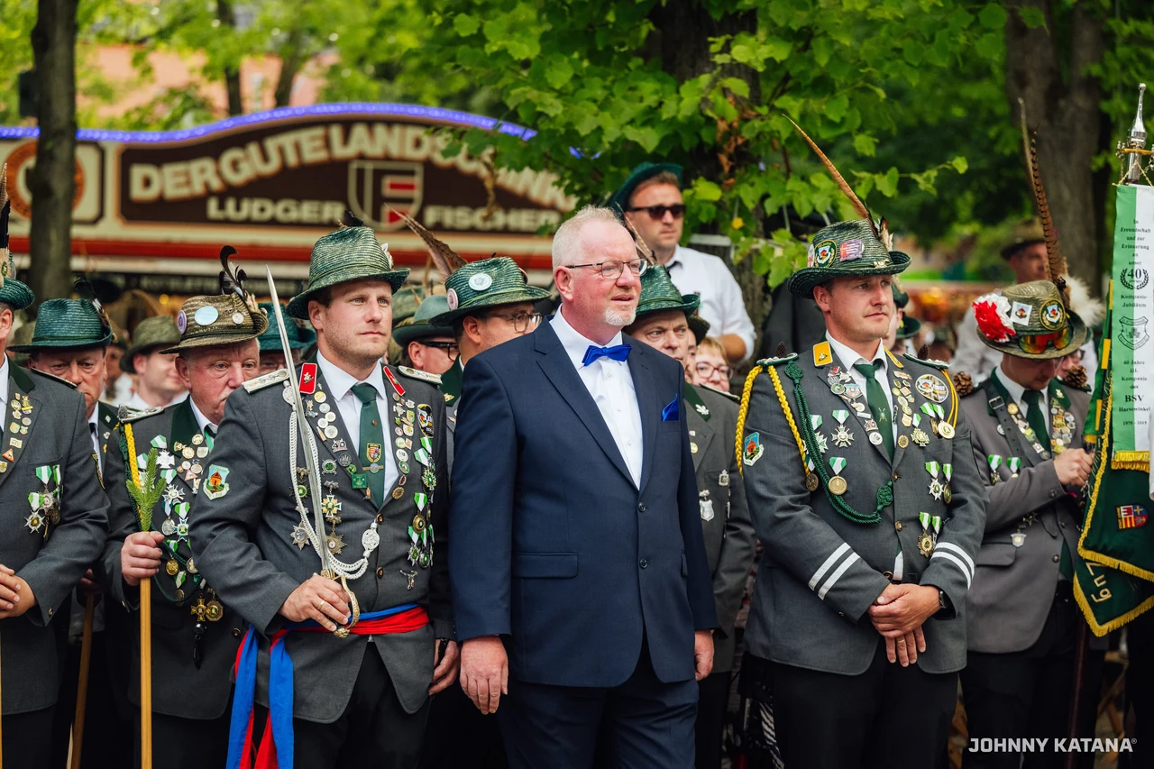 Aufstellung des Throns vor der Schützenhalle