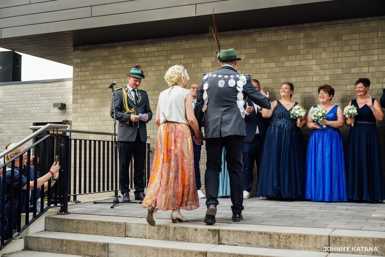 Aufstellung des Throns vor der Schützenhalle