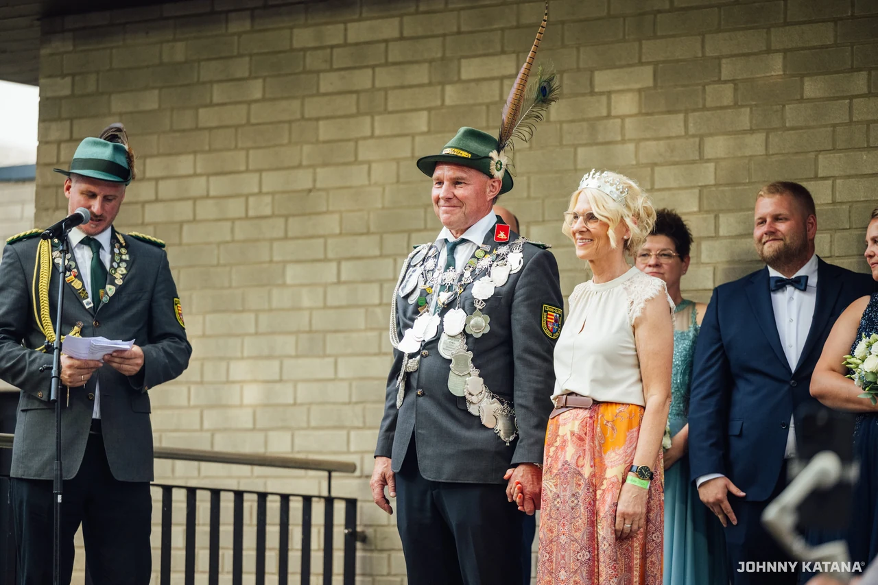 Aufstellung des Throns vor der Schützenhalle