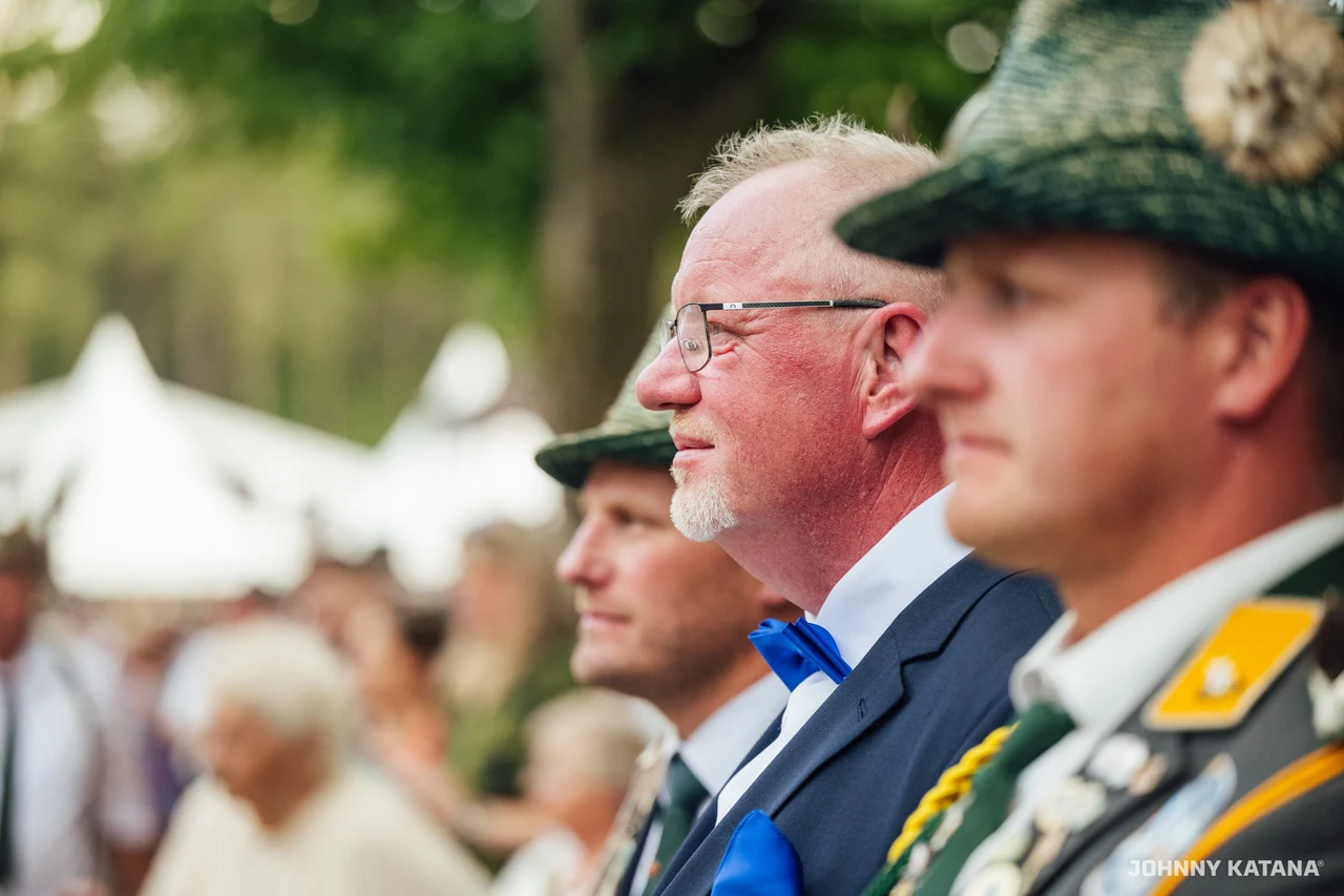 Aufstellung des Throns vor der Schützenhalle