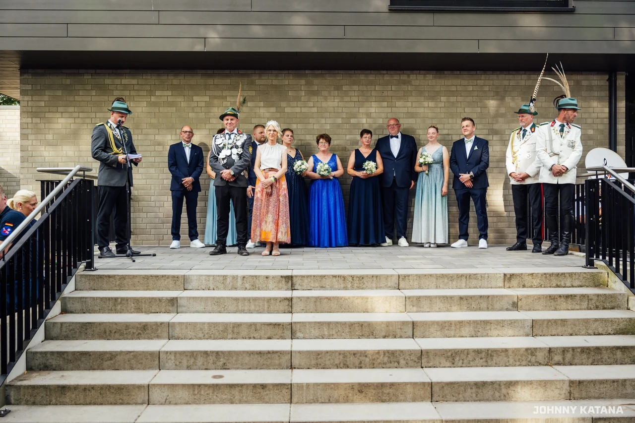 Aufstellung des Throns vor der Schützenhalle