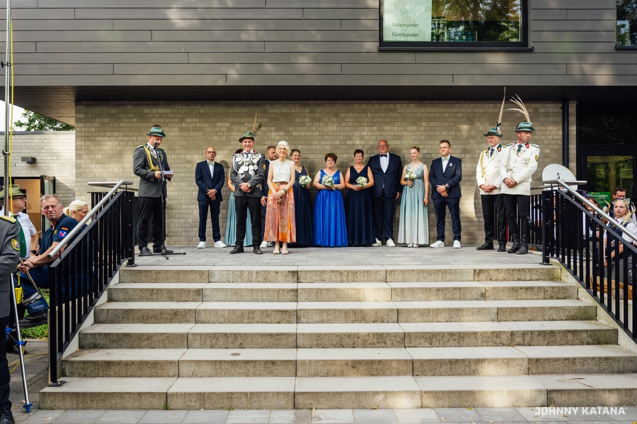 Aufstellung des Throns vor der Schützenhalle