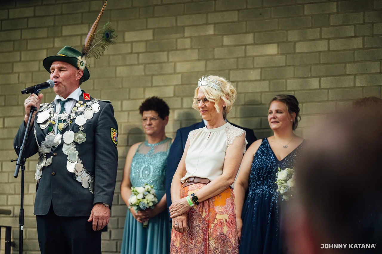 Aufstellung des Throns vor der Schützenhalle
