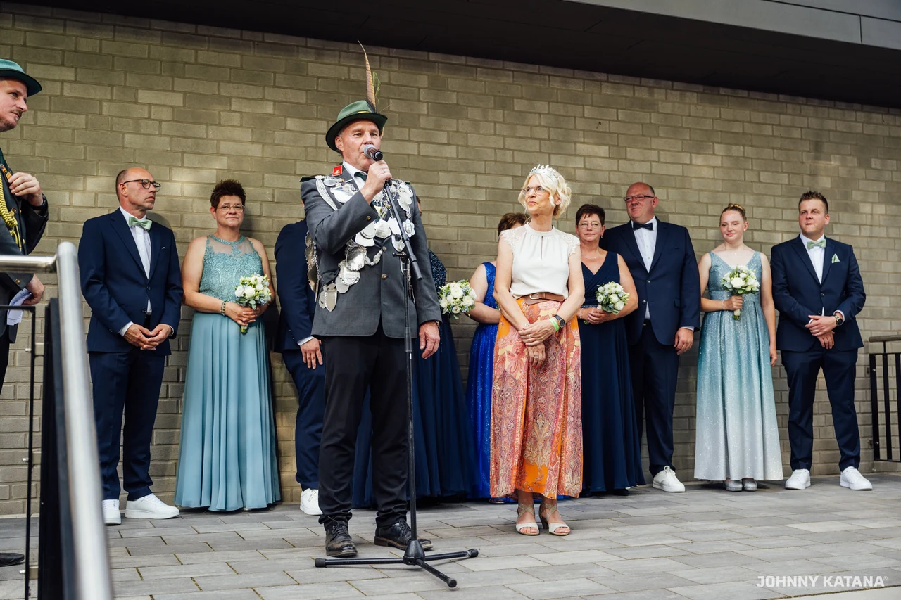 Aufstellung des Throns vor der Schützenhalle