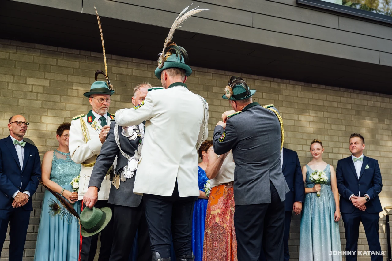 Aufstellung des Throns vor der Schützenhalle