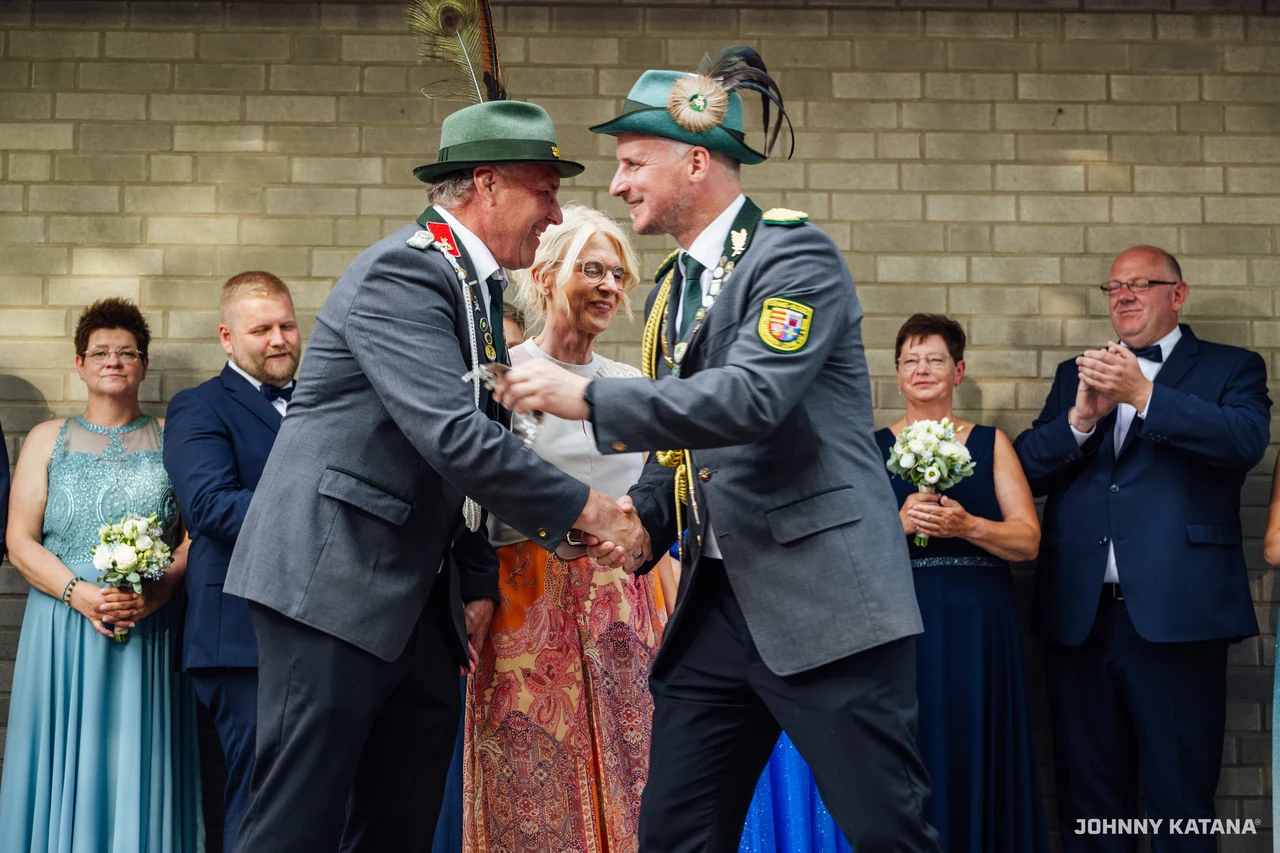 Aufstellung des Throns vor der Schützenhalle