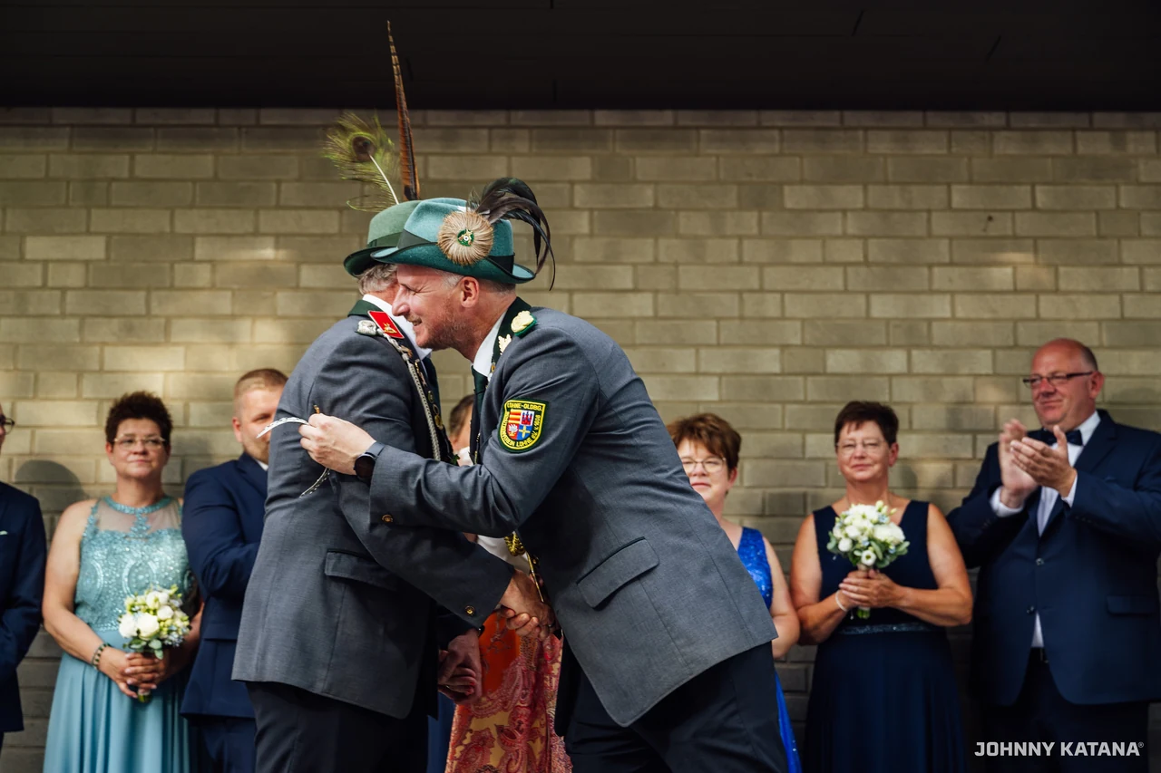 Aufstellung des Throns vor der Schützenhalle