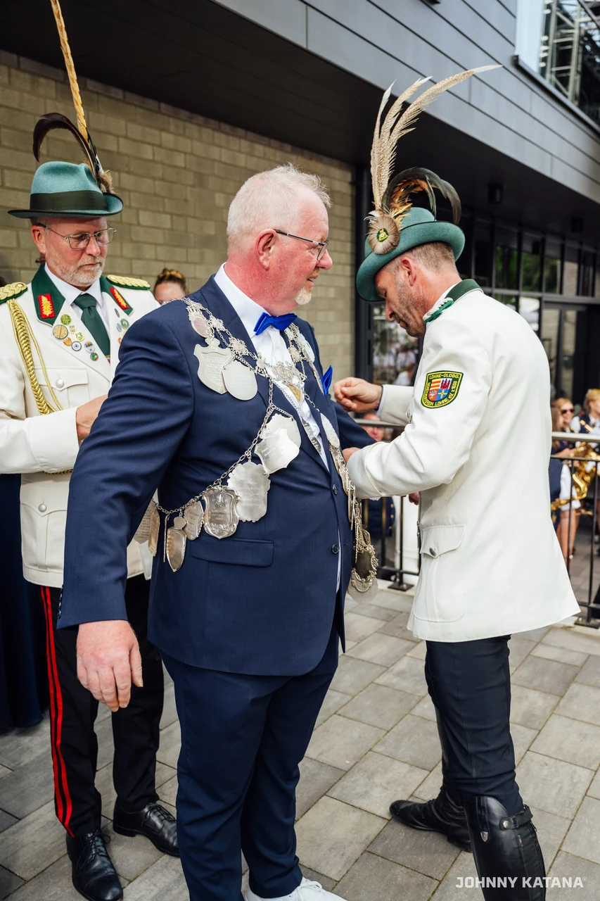 Ehrung und Anlegen der Königskette