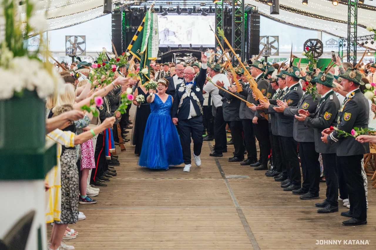 Einmarsch und Proklamation im Festzelt