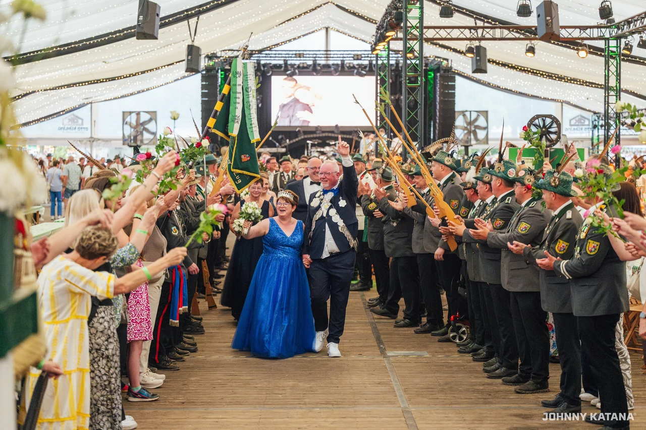 Einmarsch und Proklamation im Festzelt