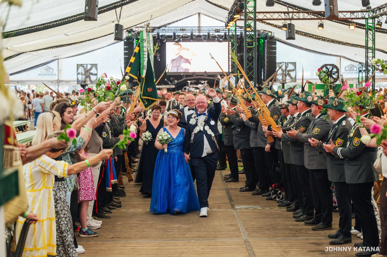 Einmarsch und Proklamation im Festzelt