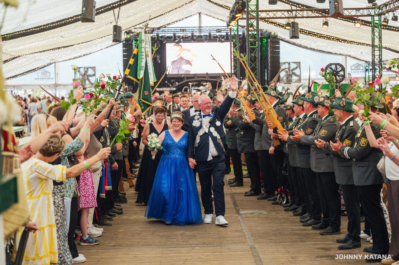 Einmarsch und Proklamation im Festzelt