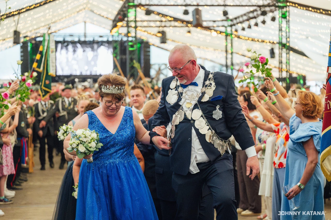 Einmarsch und Proklamation im Festzelt