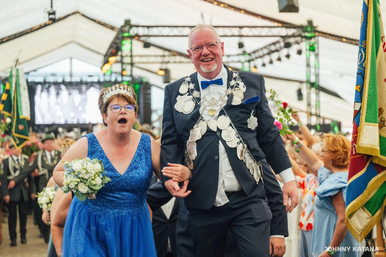 Einmarsch und Proklamation im Festzelt