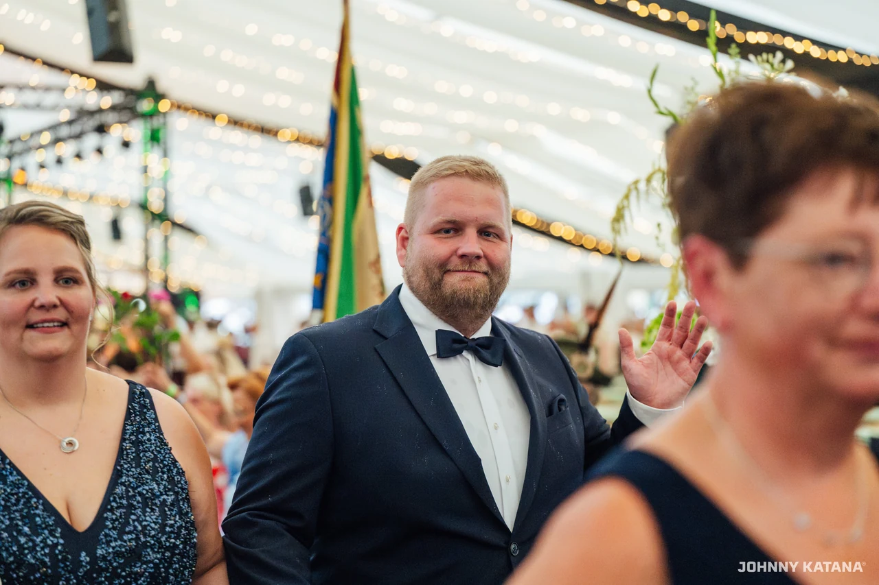 Einmarsch und Proklamation im Festzelt