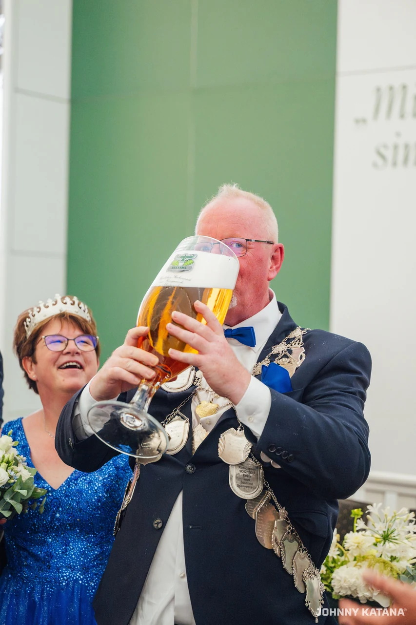 Einmarsch und Proklamation im Festzelt