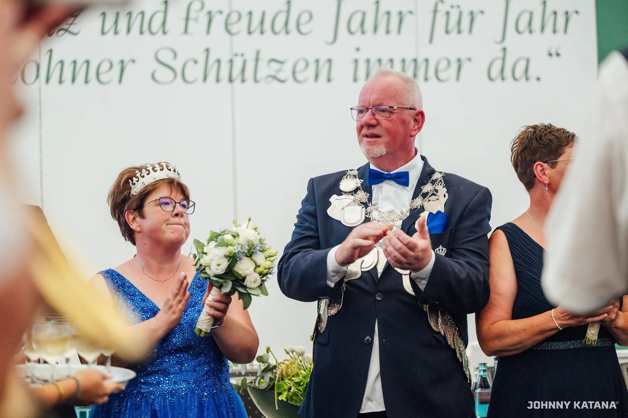 Einmarsch und Proklamation im Festzelt