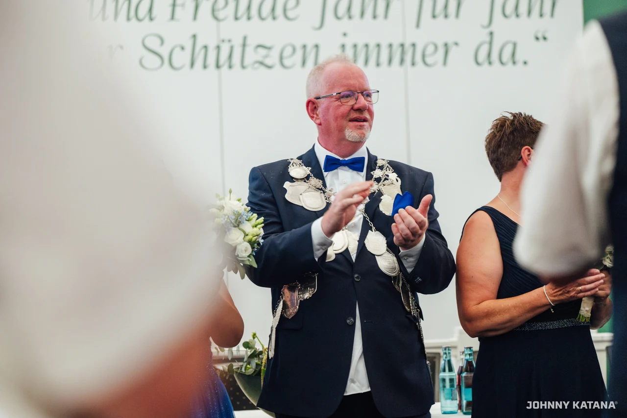 Einmarsch und Proklamation im Festzelt