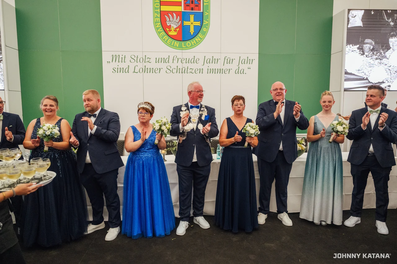 Einmarsch und Proklamation im Festzelt