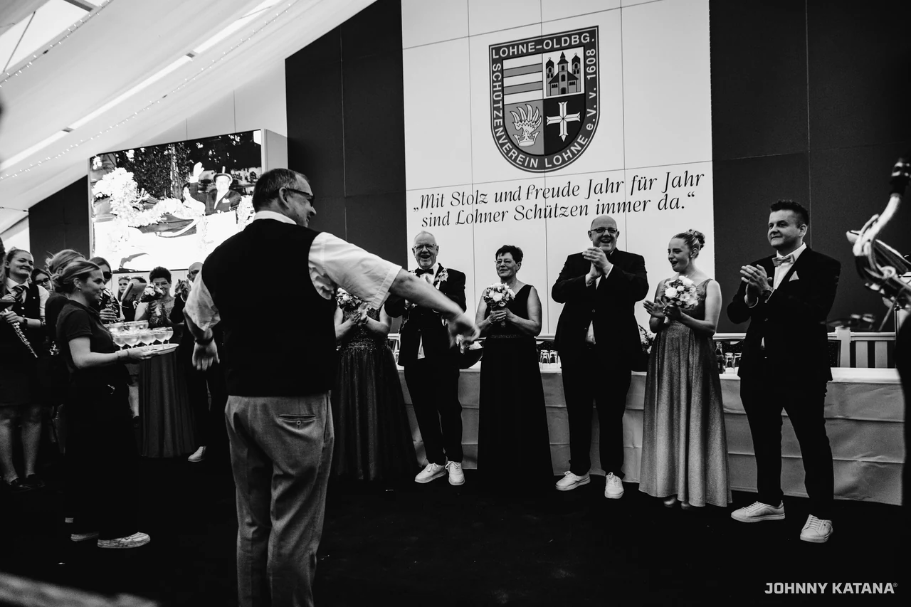 Einmarsch und Proklamation im Festzelt