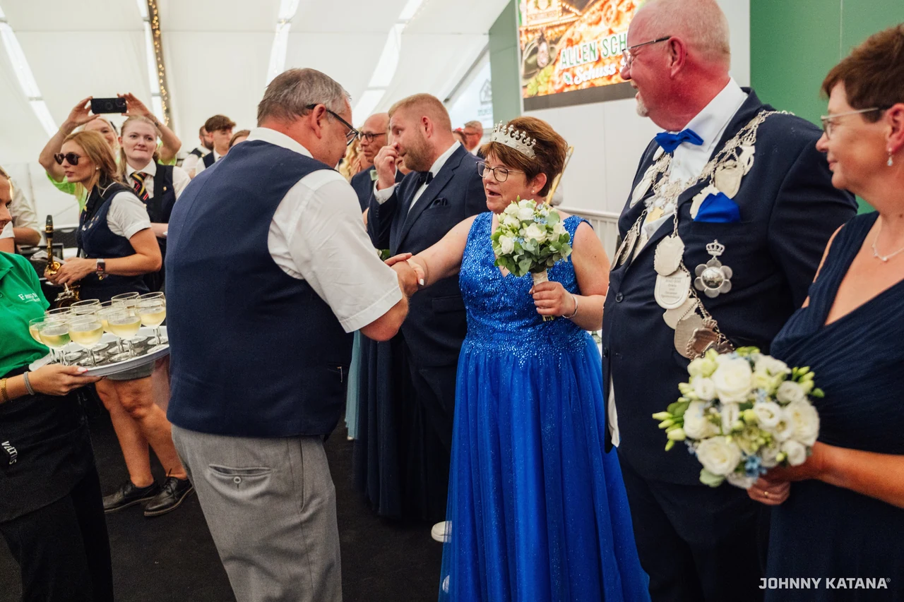 Einmarsch und Proklamation im Festzelt