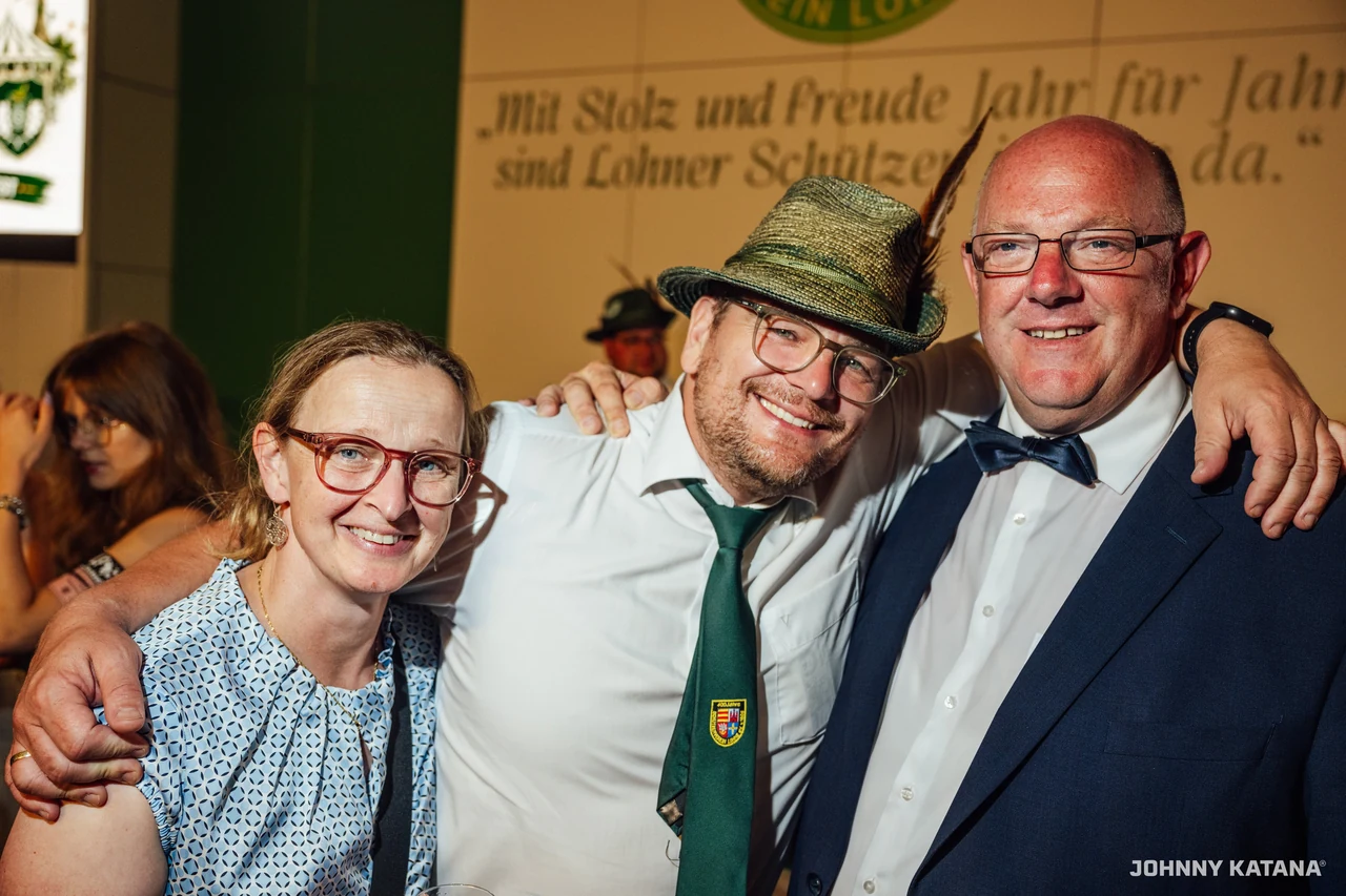 Der Thron beim Abend im Festzelt