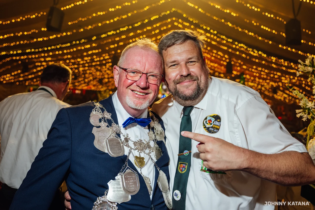 Der Thron beim Abend im Festzelt