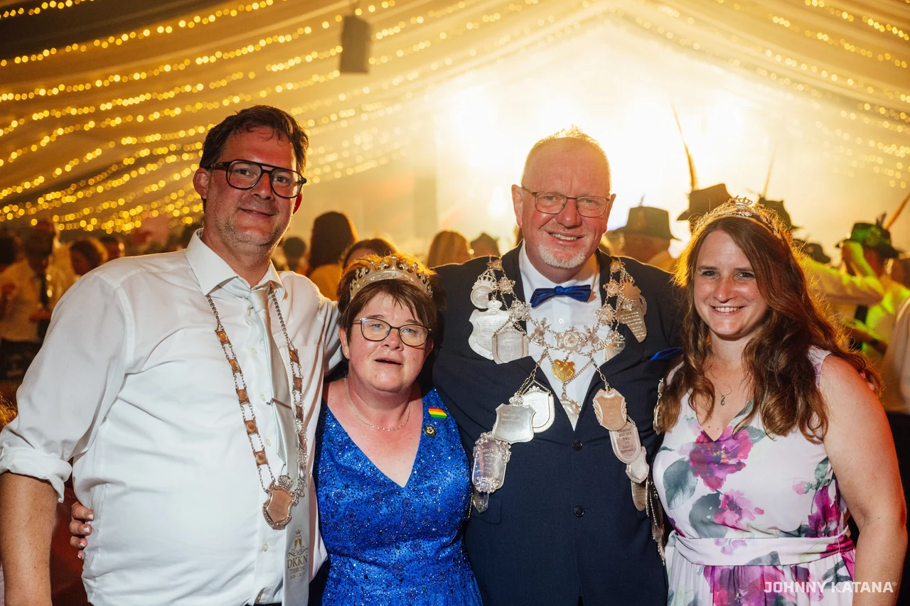 Der Thron beim Abend im Festzelt