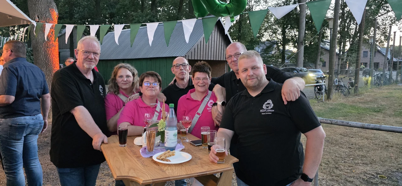 Gäste am Stehtisch vor dem Ausschank beim Jubiläum des 2. Zuges