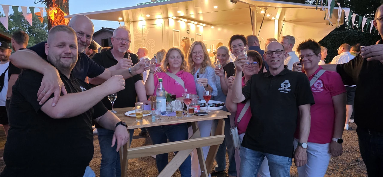 Gemeinsames Prosit der Gäste am Stehtisch