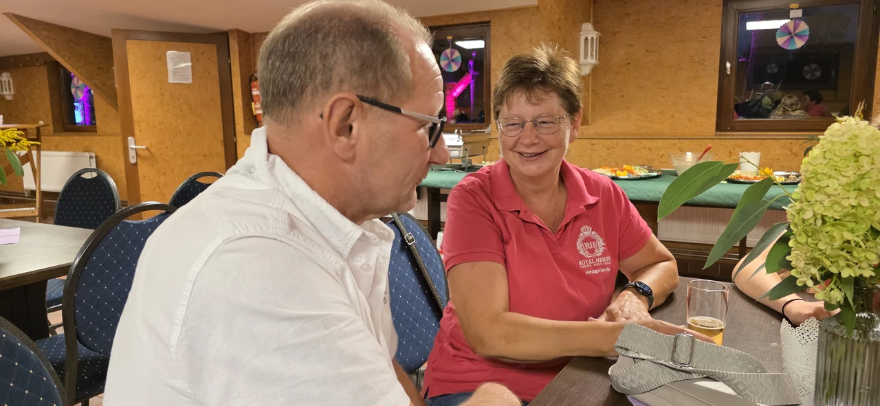 Gespräch am Tisch im Saal beim Jubiläum des 2. Zuges