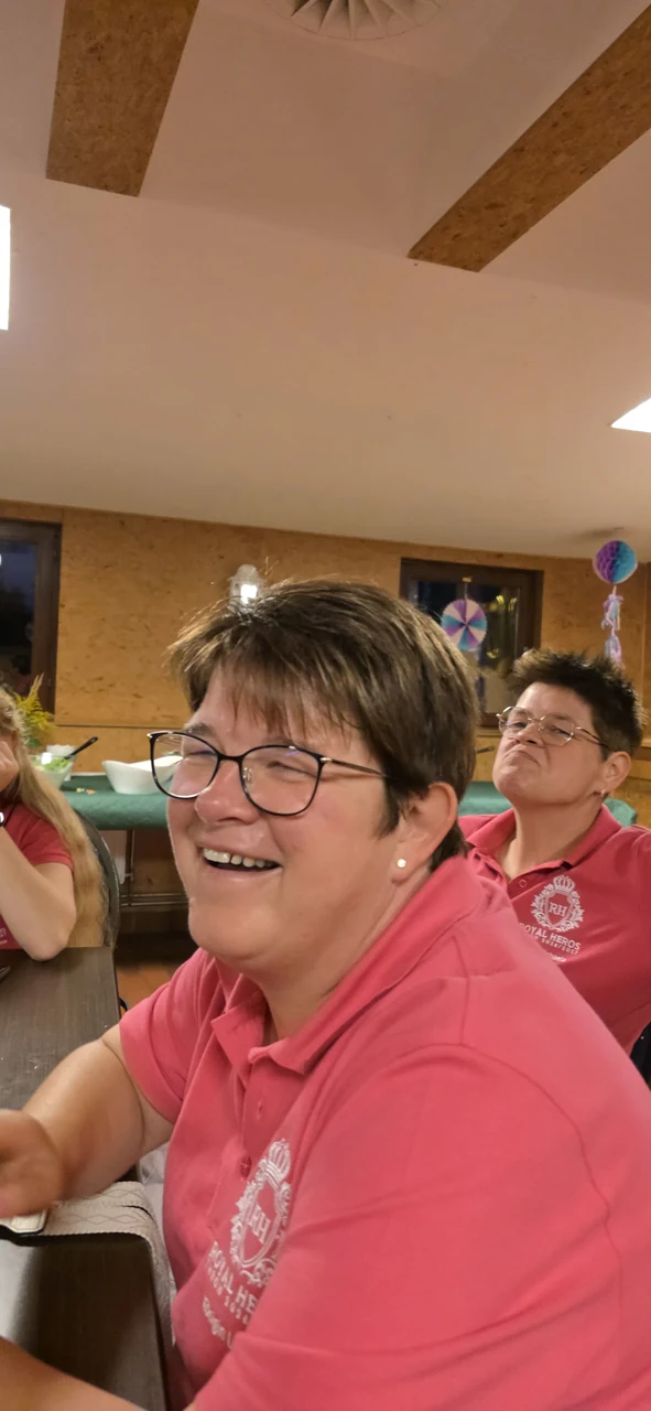 Ausgelassene Stimmung an der Tafel im Saal