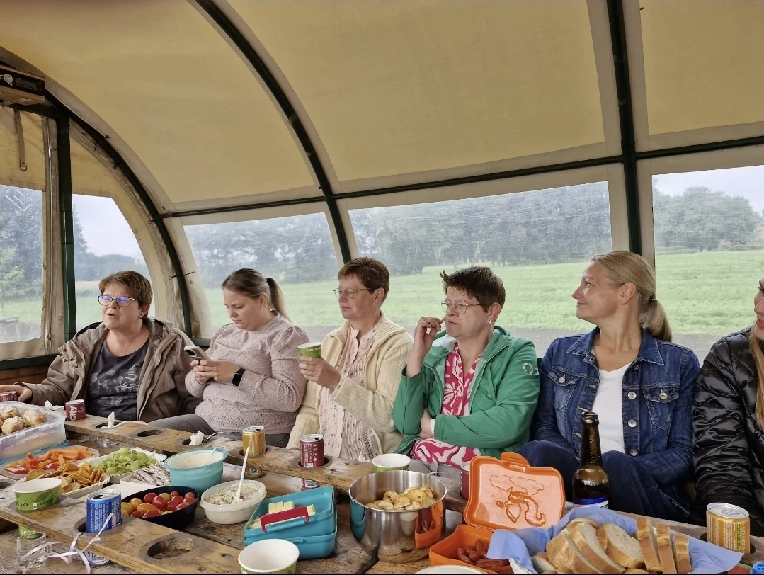 Frühstück unterwegs mit Blick auf die Felder