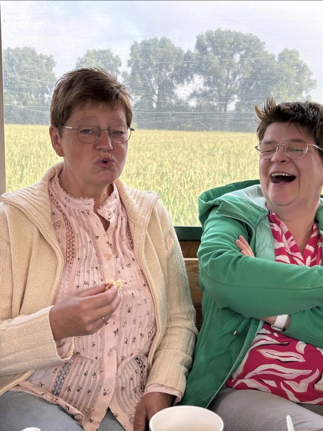 Herzhaftes Lachen im Planwagen