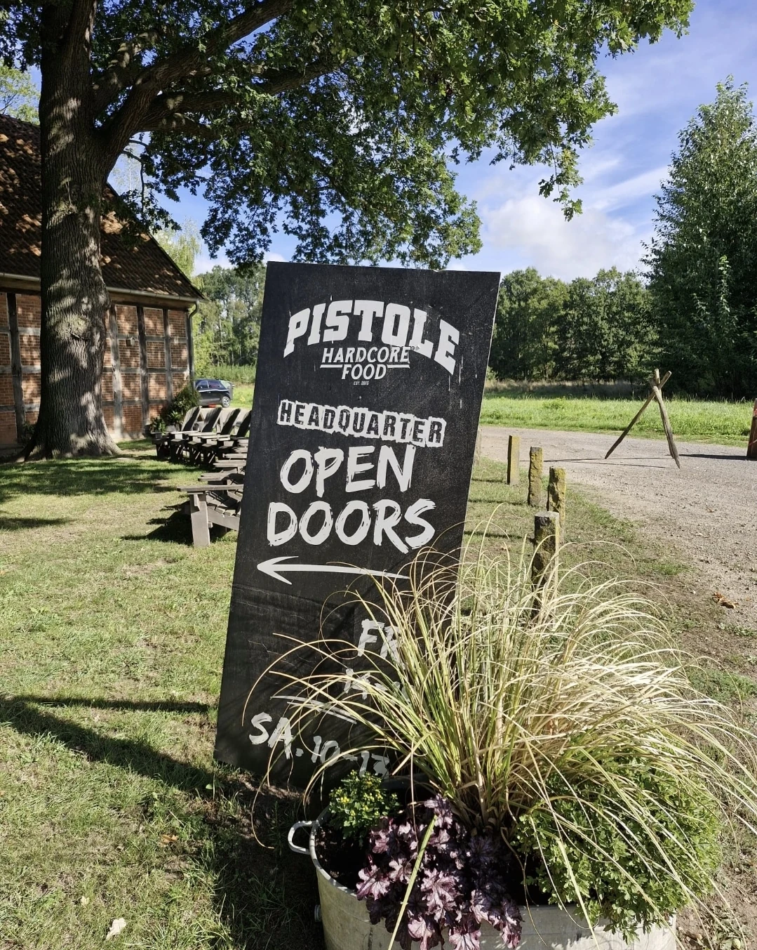 Die Kreidetafel von „Pistole Hardcore-Food“ in Badbergen: Headquarter, Open Doors