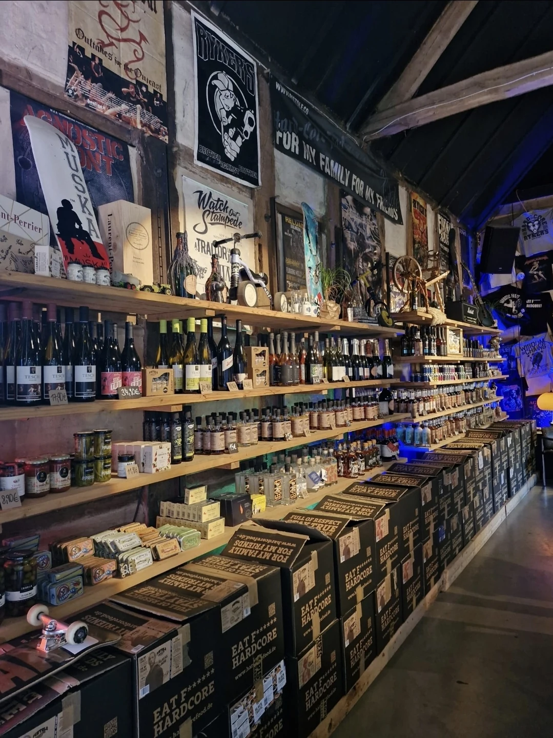 Regalwand im Laden mit Weinen, Saucen und Kisten