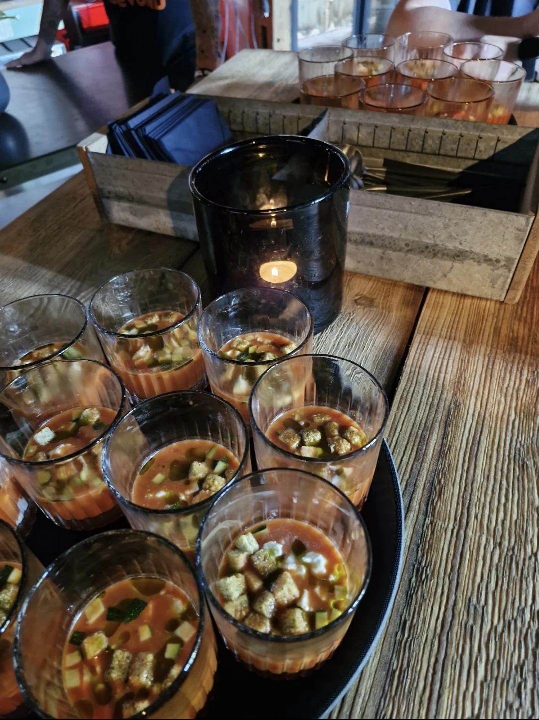 Kalte Suppe im Glas, angerichtet im Kerzenschein